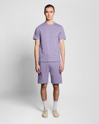 Mann trägt Sweatshorts aus superfeiner Baumwolle in der Farbe „Floral Violet“