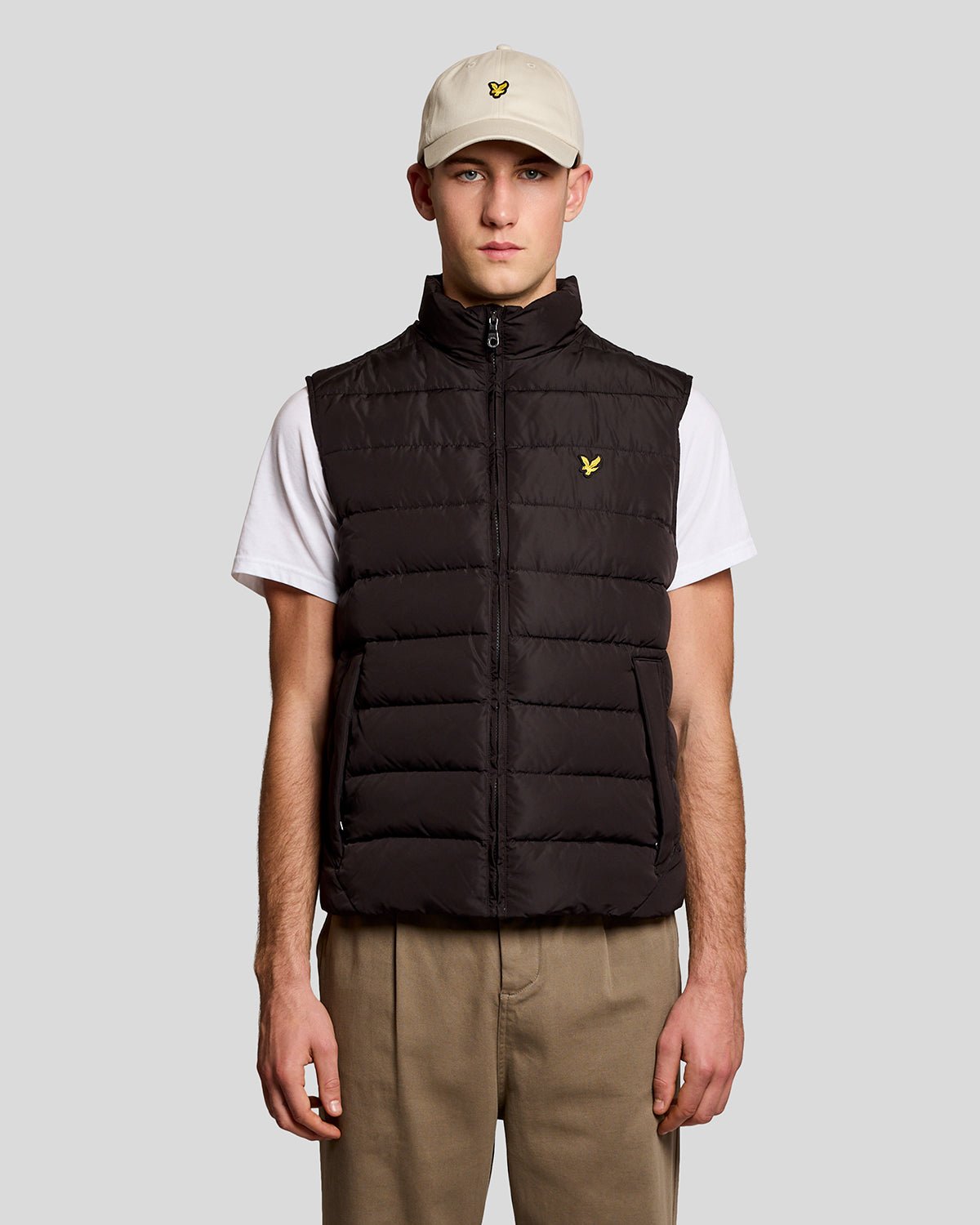 Un homme porte un gilet matelassé noir de jais