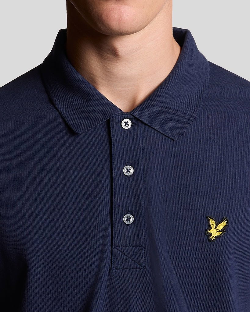 Man draagt een katoenen poloshirt in marineblauw