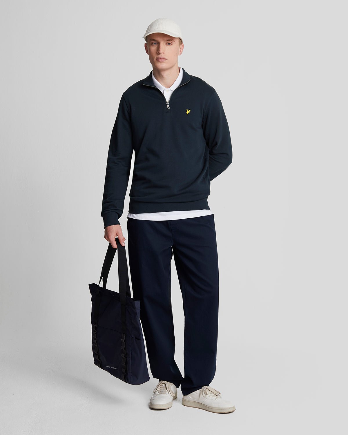 Homme portant un sweat-shirt en coton bouclé à fermeture éclair 1/4, couleur bleu marine foncé
