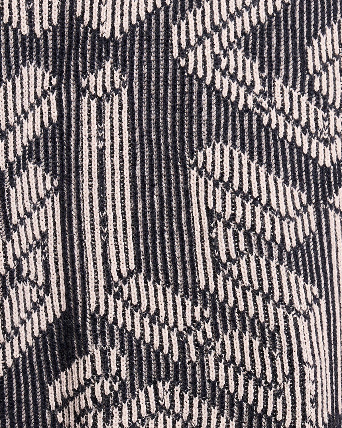 Homme portant un short en tricot côtelé Emblem, couleur bleu marine foncé/Cove