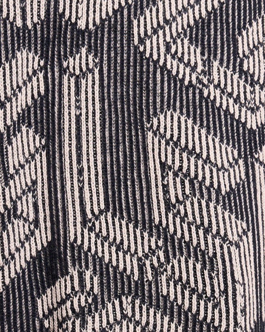 Homme portant un short en tricot côtelé Emblem, couleur bleu marine foncé/Cove
