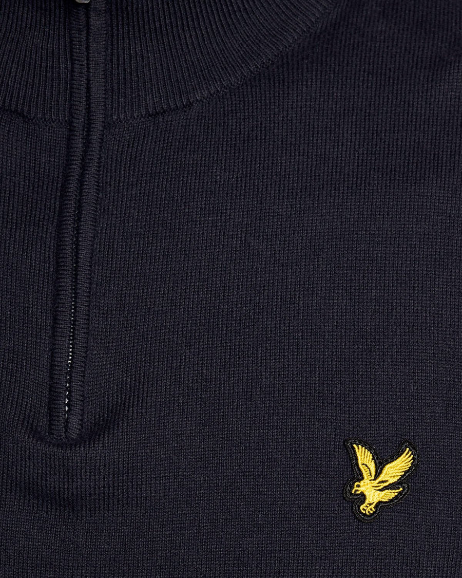 Homme portant un pull Performance à fermeture éclair 1/4 en bleu marine foncé