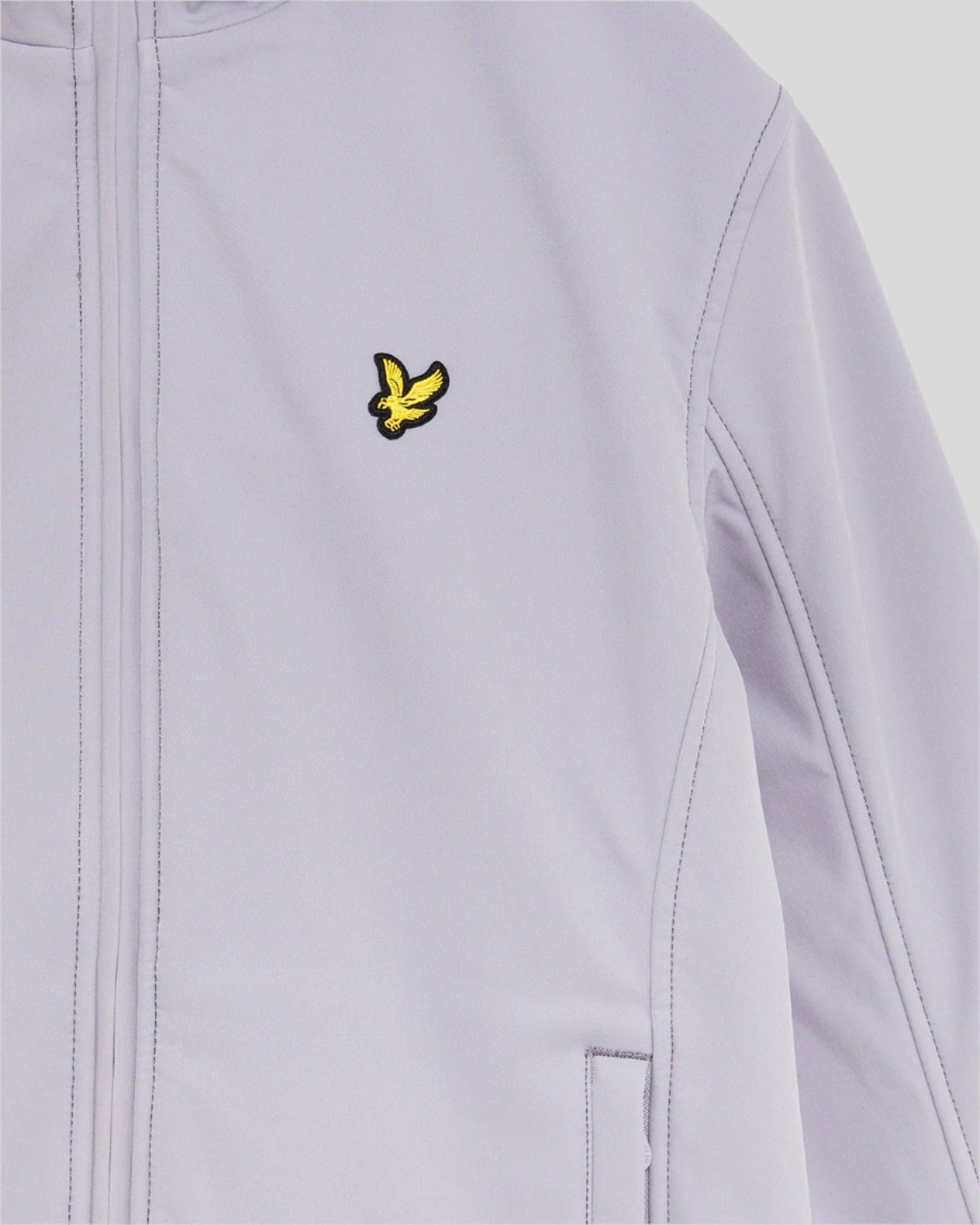Hombre con chaqueta softshell con forro polar en color lila ceniza