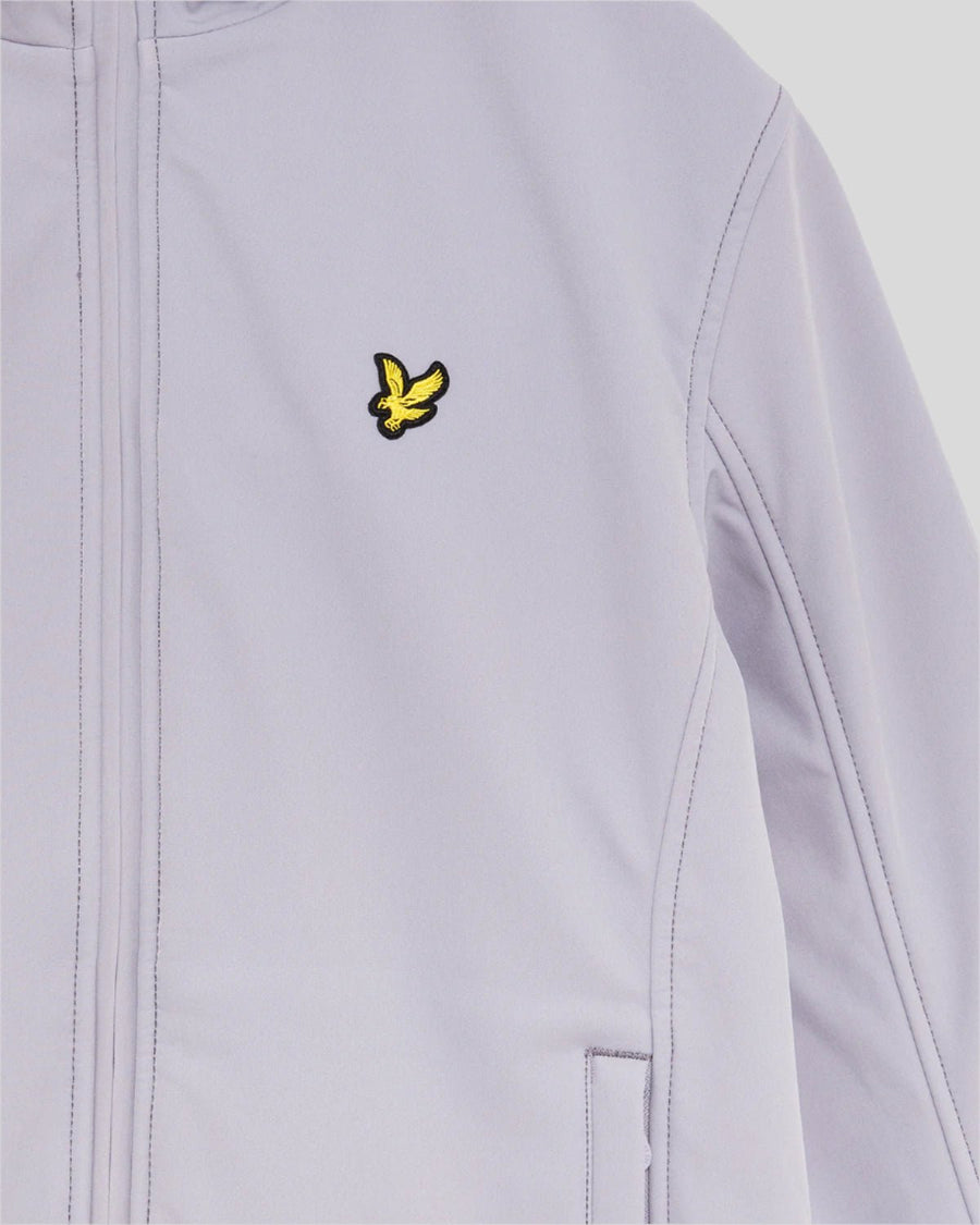 Hombre con chaqueta softshell con forro polar en color lila ceniza