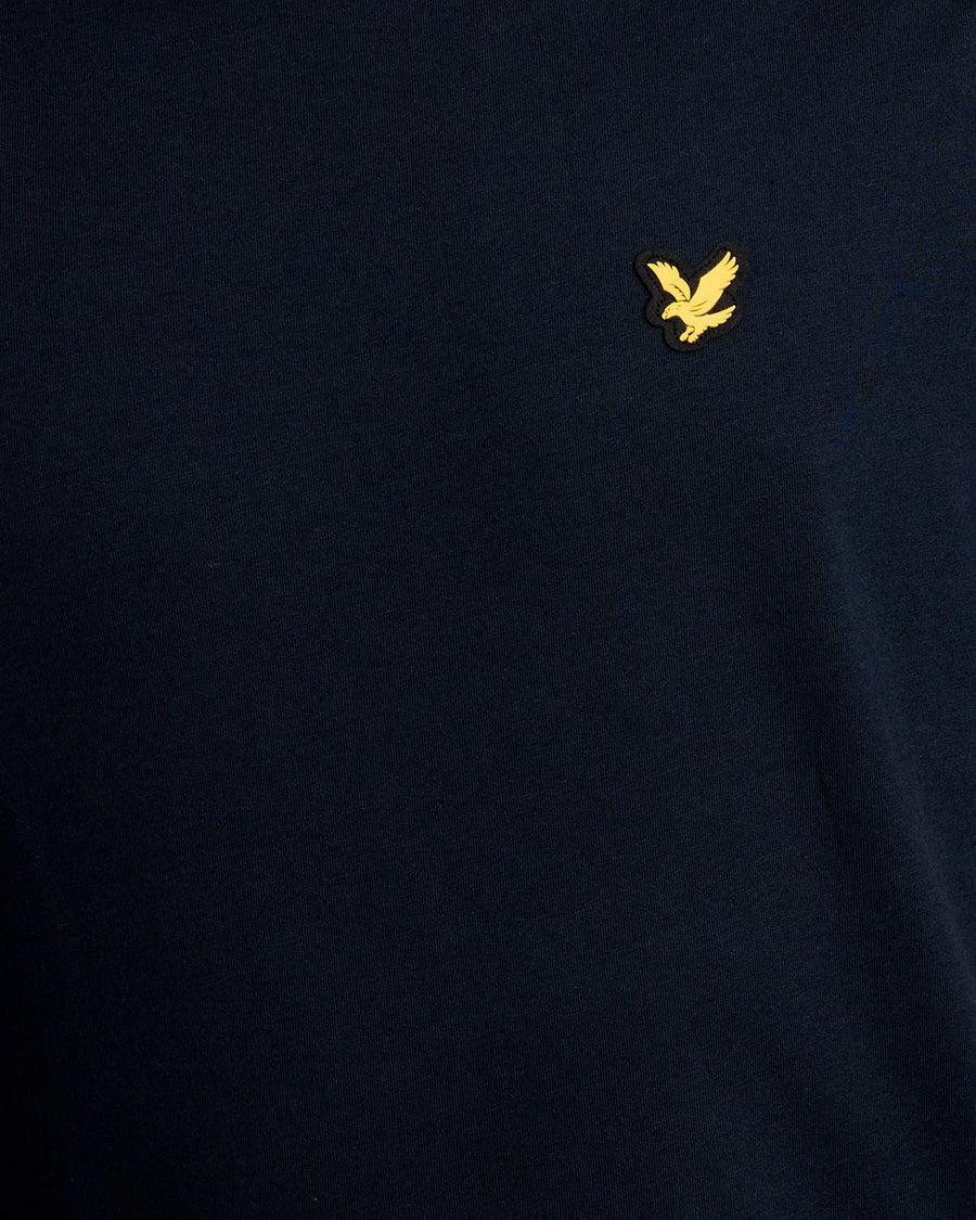 Hombre lleva camiseta deportiva con cinta jacquard en azul marino oscuro.