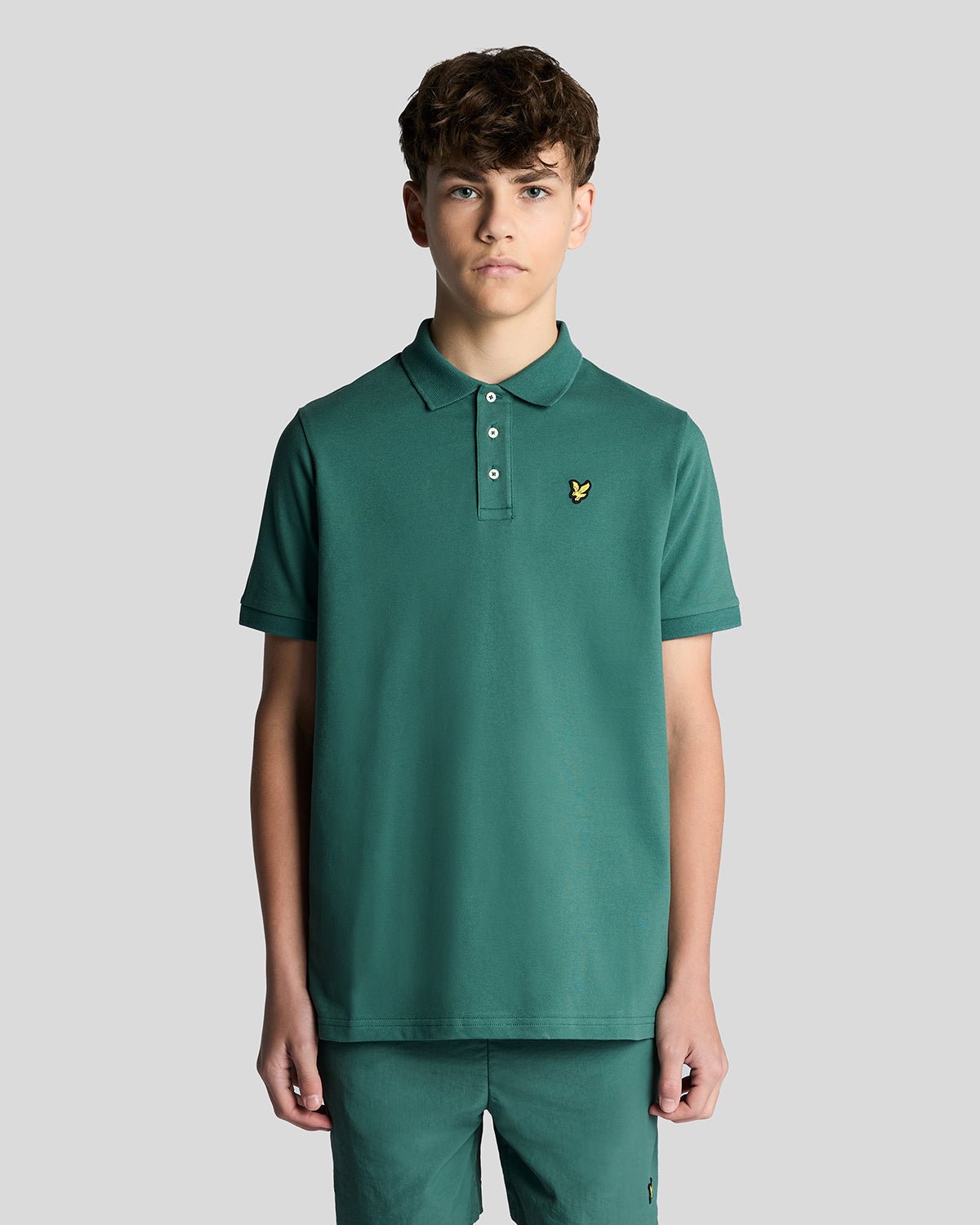 Un homme porte un polo en coton dans les Everglades