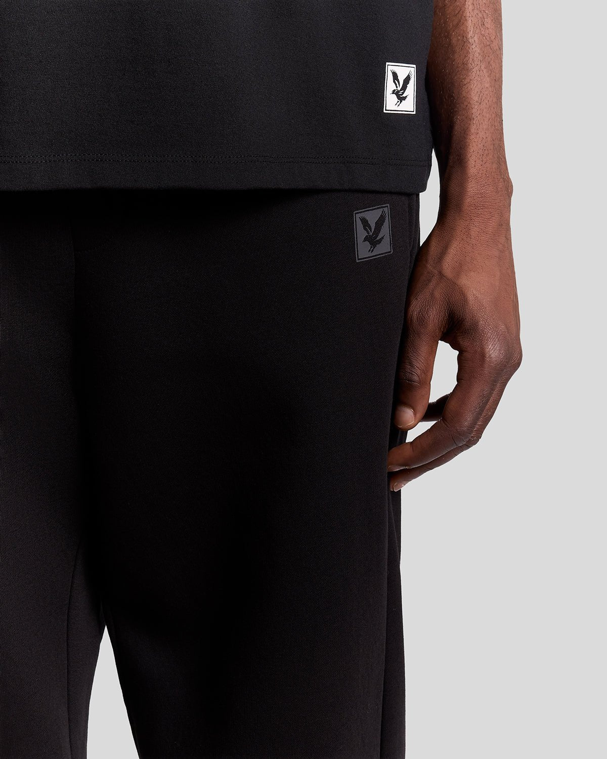 Homme portant un pantalon de jogging Lounge à coupe droite, couleur noir de jais