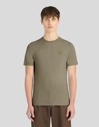 Un homme porte un t-shirt à col rond « Everyday Cotton » à Woolwich