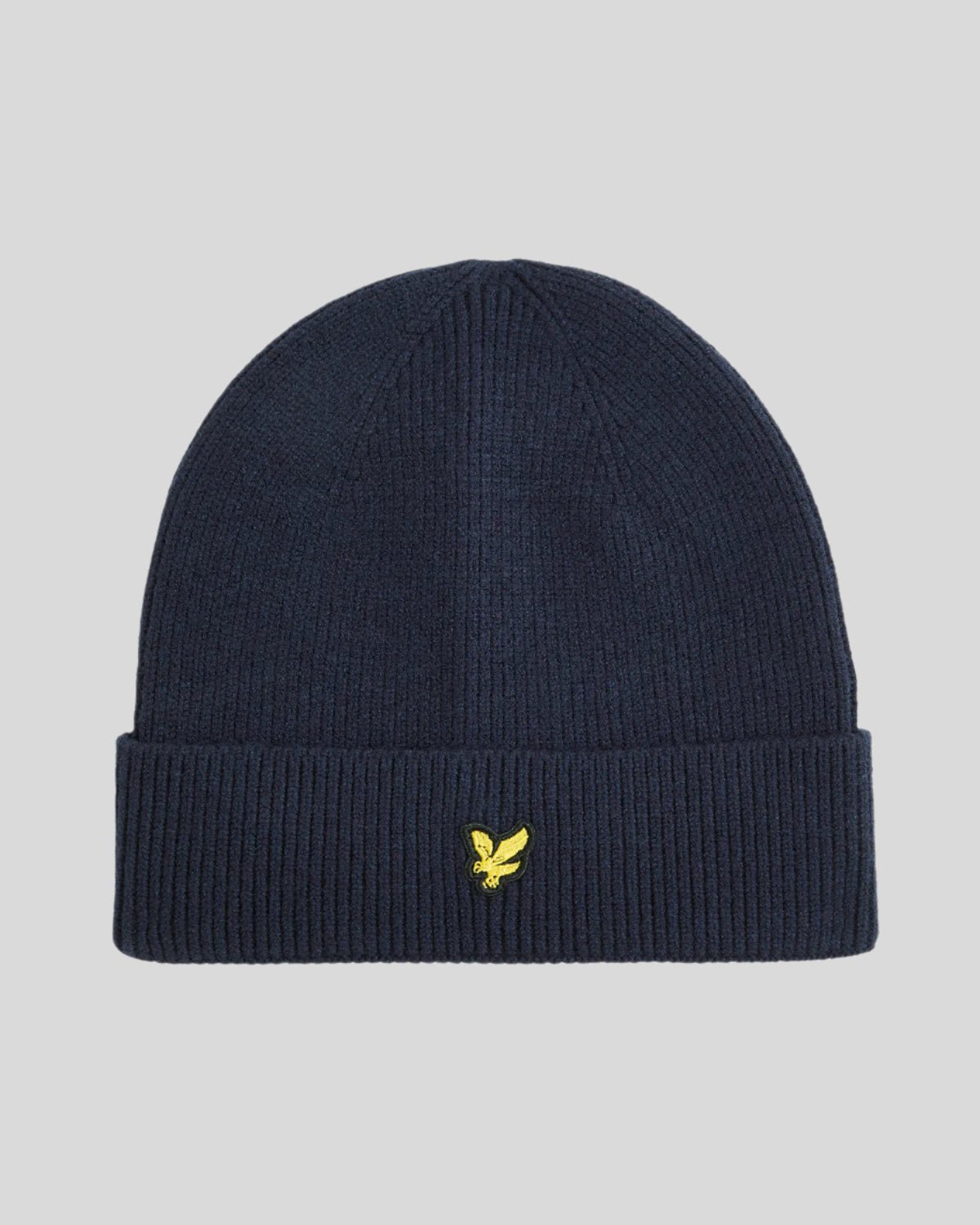 Garçon portant un bonnet en tricot bleu marine foncé