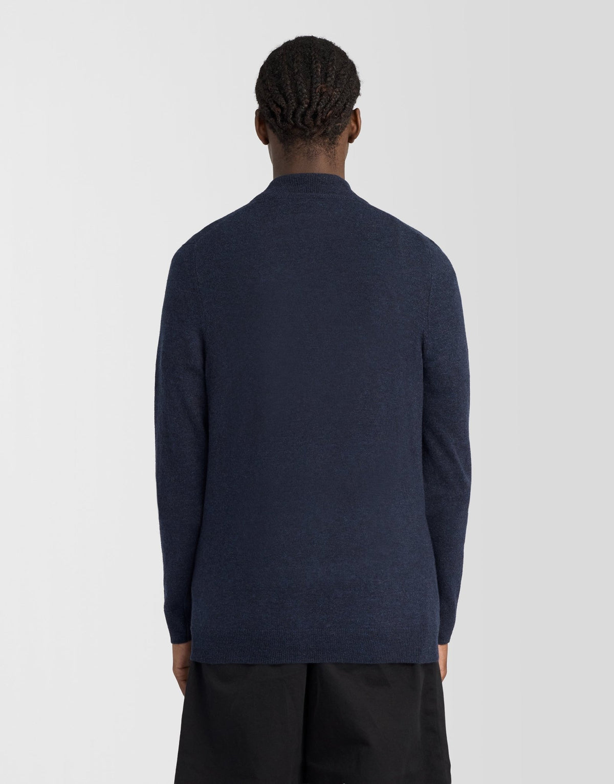 Homme portant un cardigan zippé en laine d'agneau mélangée, couleur bleu marine foncé chiné