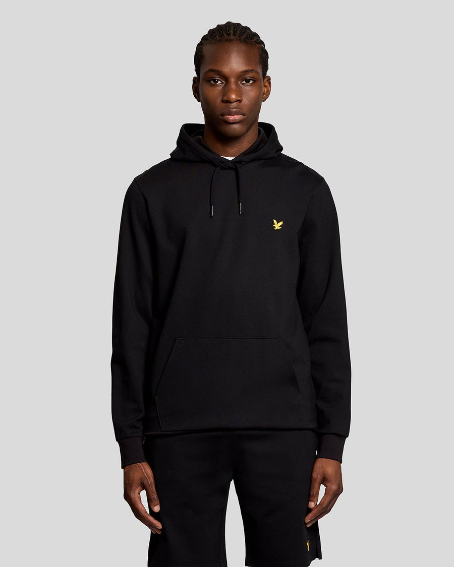 Homme portant un sweat à capuche léger de sport, couleur noir de jais