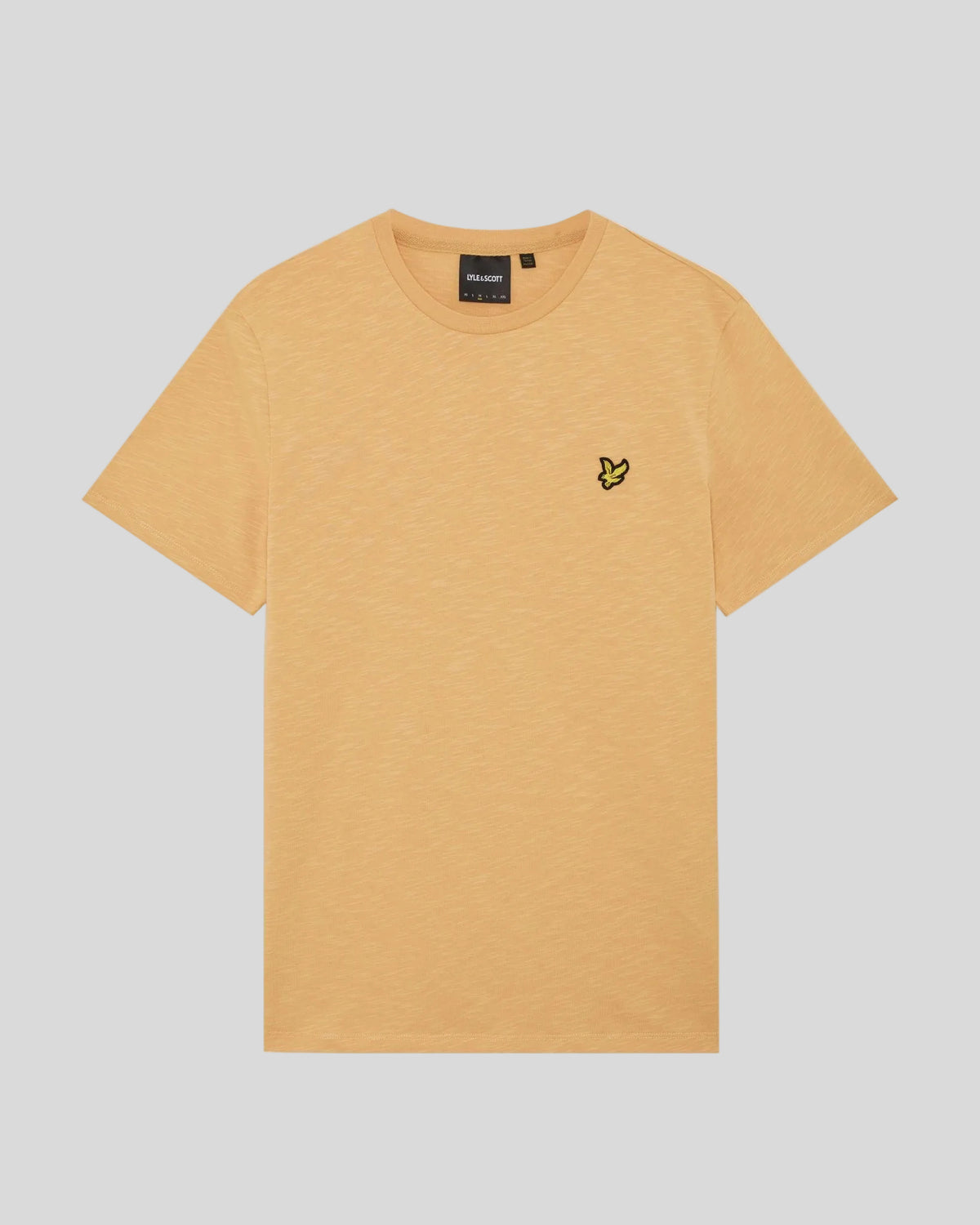 Un homme porte un t-shirt en coton fin texturé, motif nid d'abeille