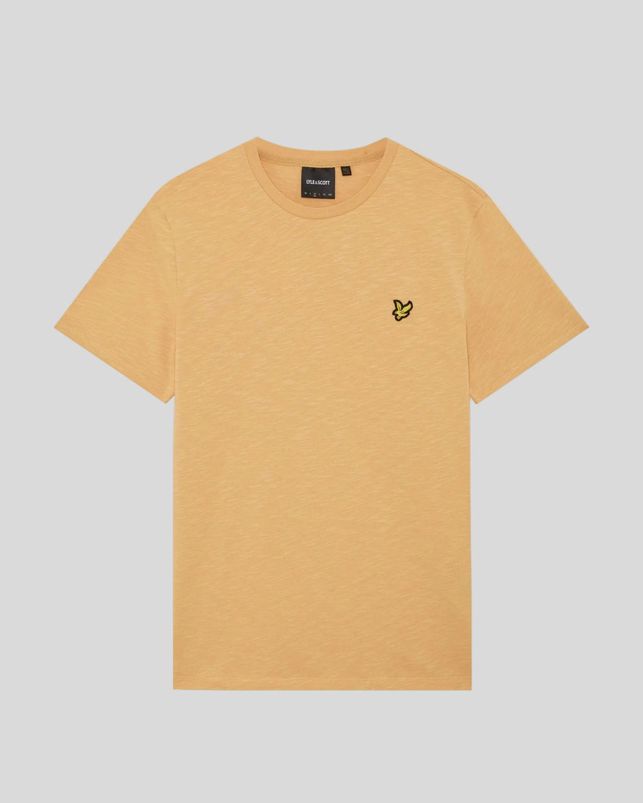 Un homme porte un t-shirt en coton fin texturé, motif nid d'abeille
