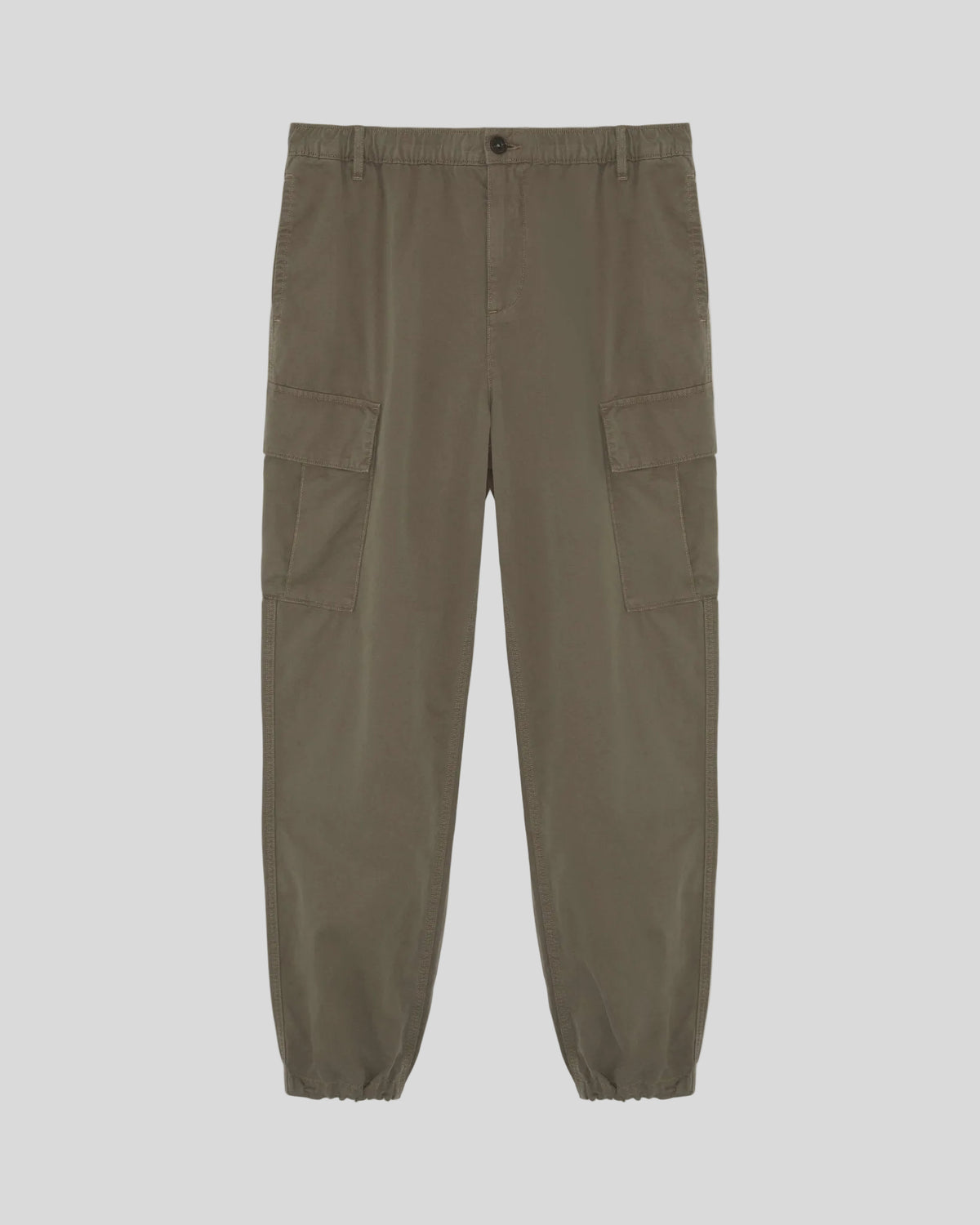 Un homme porte un pantalon cargo à revers de couleur kaki cendré