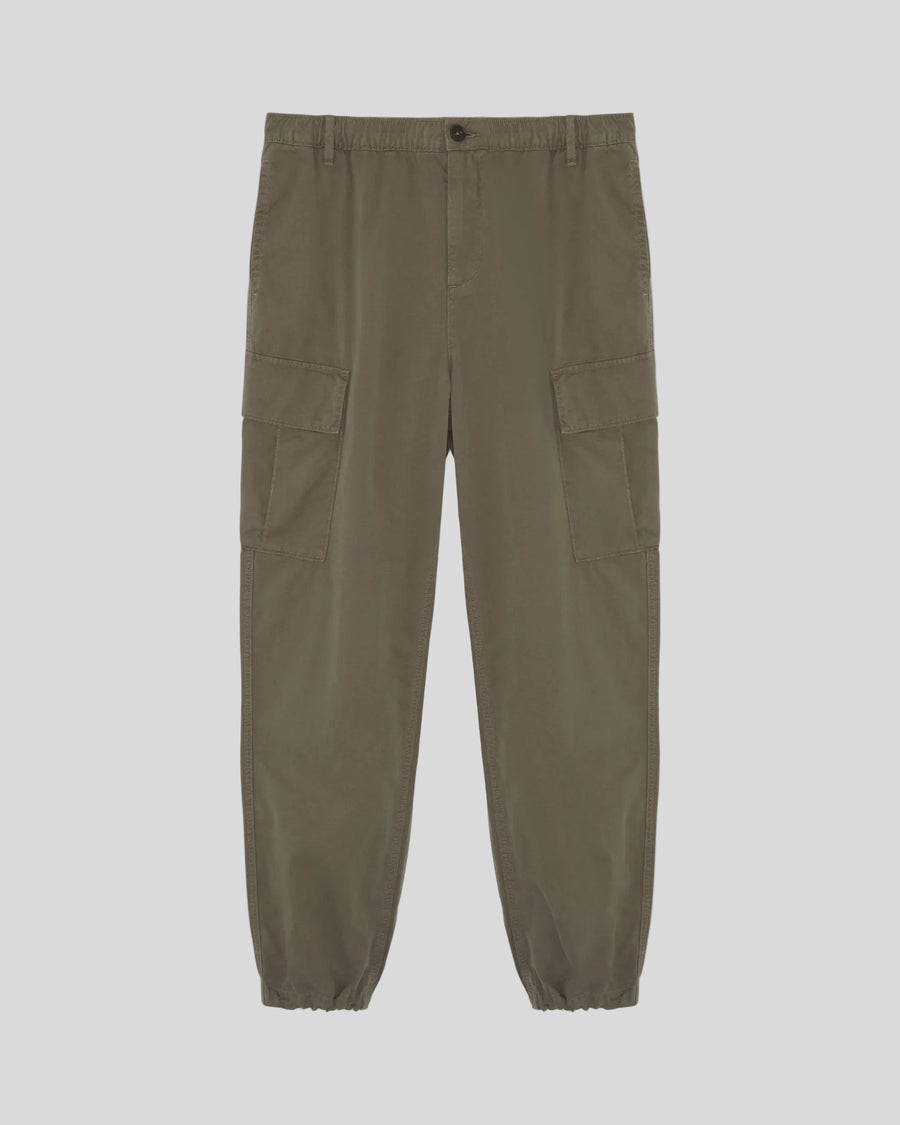 Un homme porte un pantalon cargo à revers de couleur kaki cendré