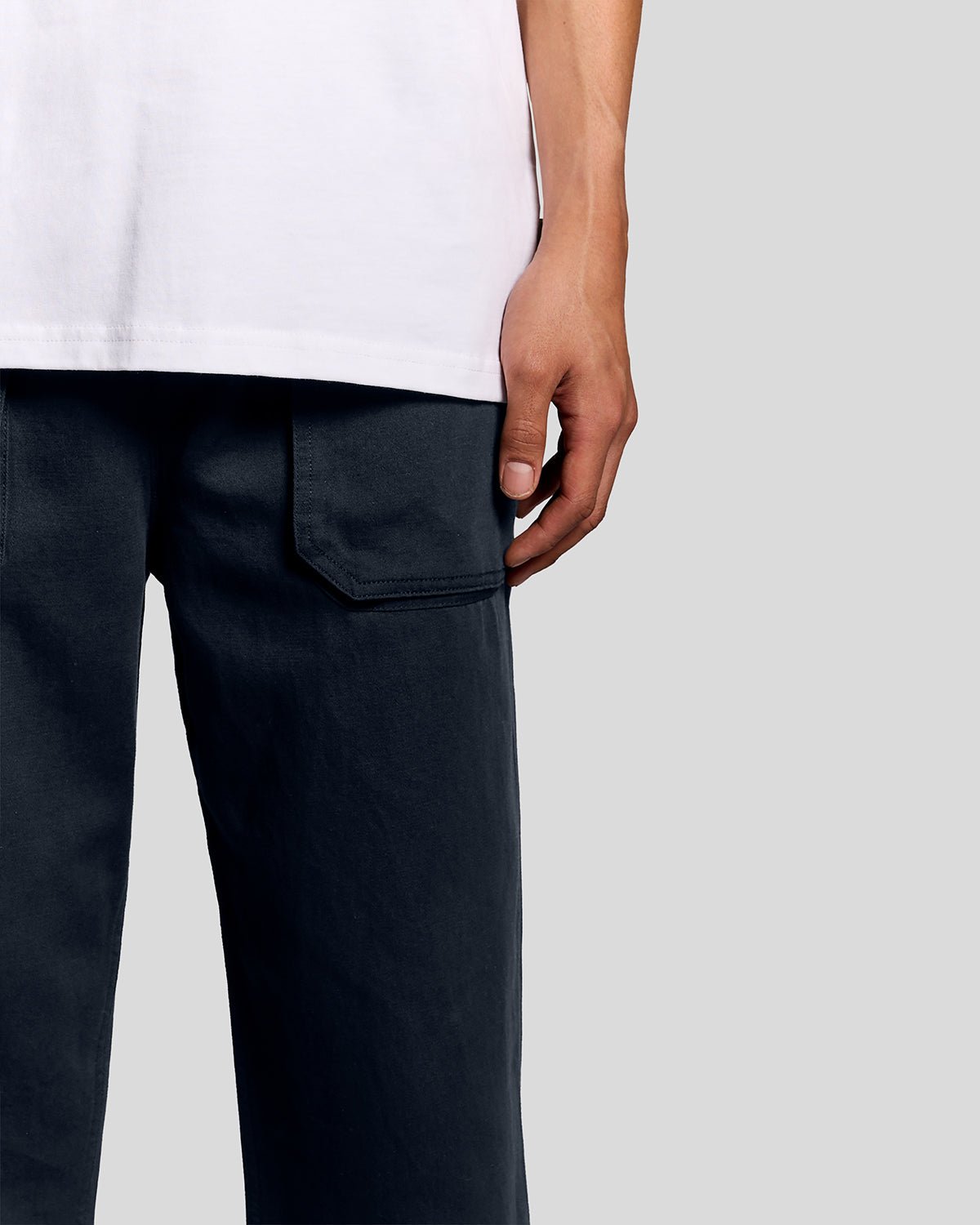 Uomo con pantaloni a gamba dritta in misto lino blu scuro