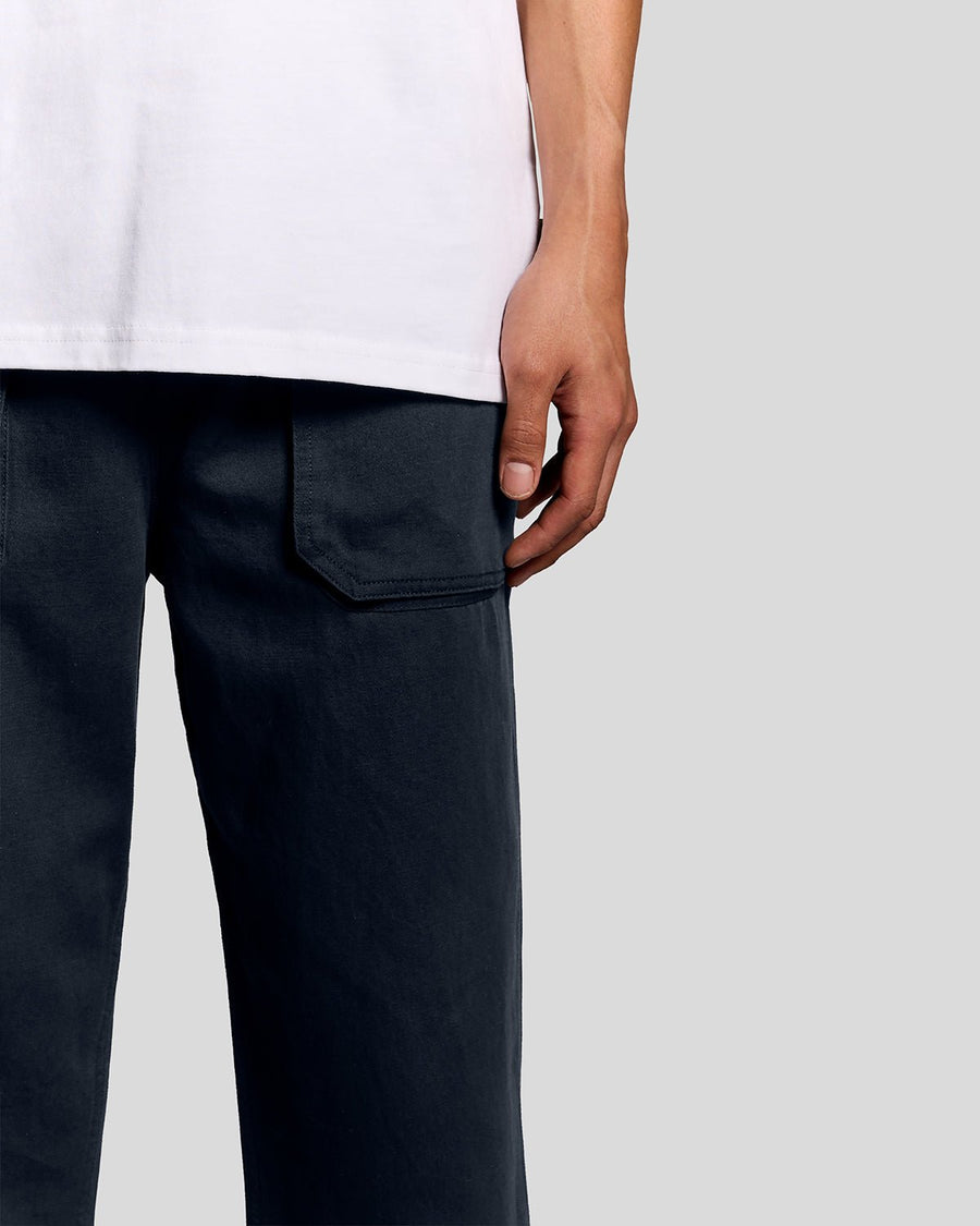 Uomo con pantaloni a gamba dritta in misto lino blu scuro