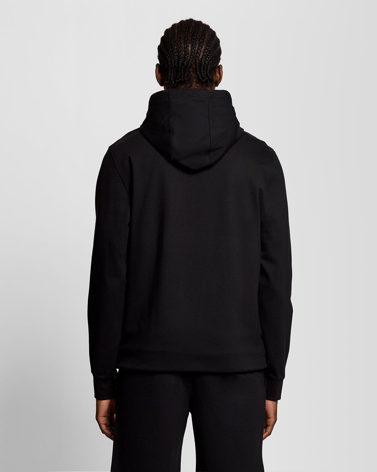 Homme portant un sweat à capuche léger de sport, couleur noir de jais