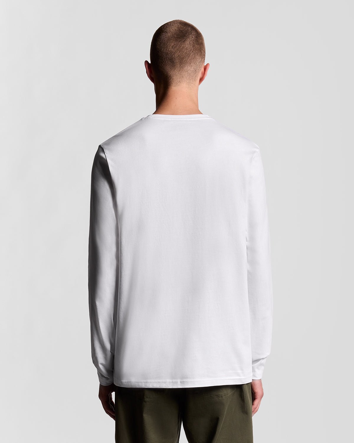 Un homme porte un t-shirt en coton à manches longues blanc