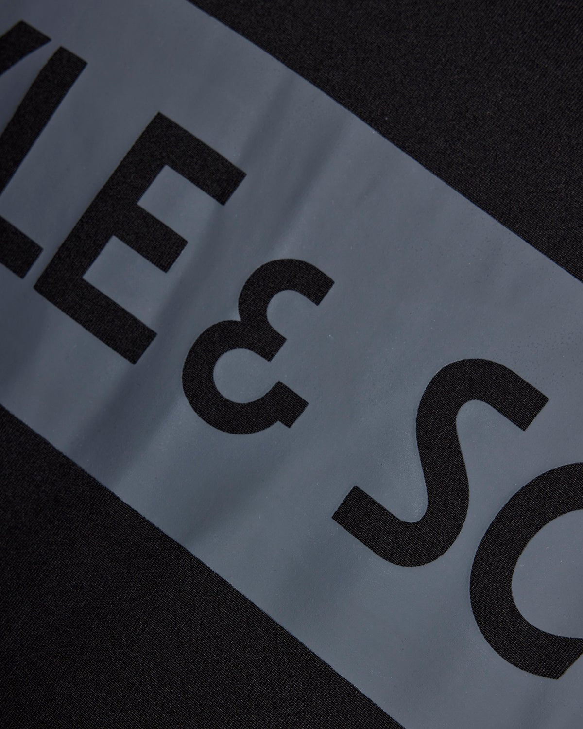 Homme portant un t-shirt à logo sur la poitrine, couleur noir de jais