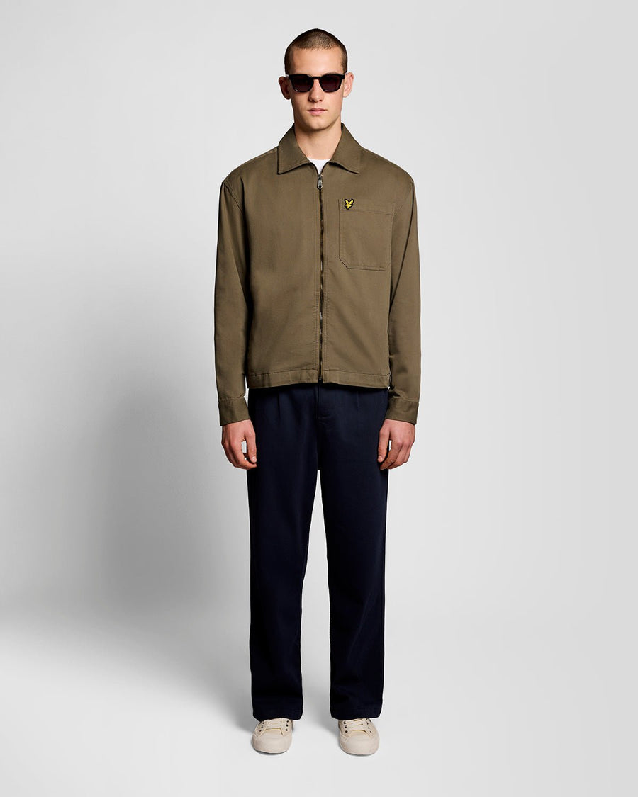 Uomo con overshirt leggera con lavaggio enzimatico in color kaki cenere