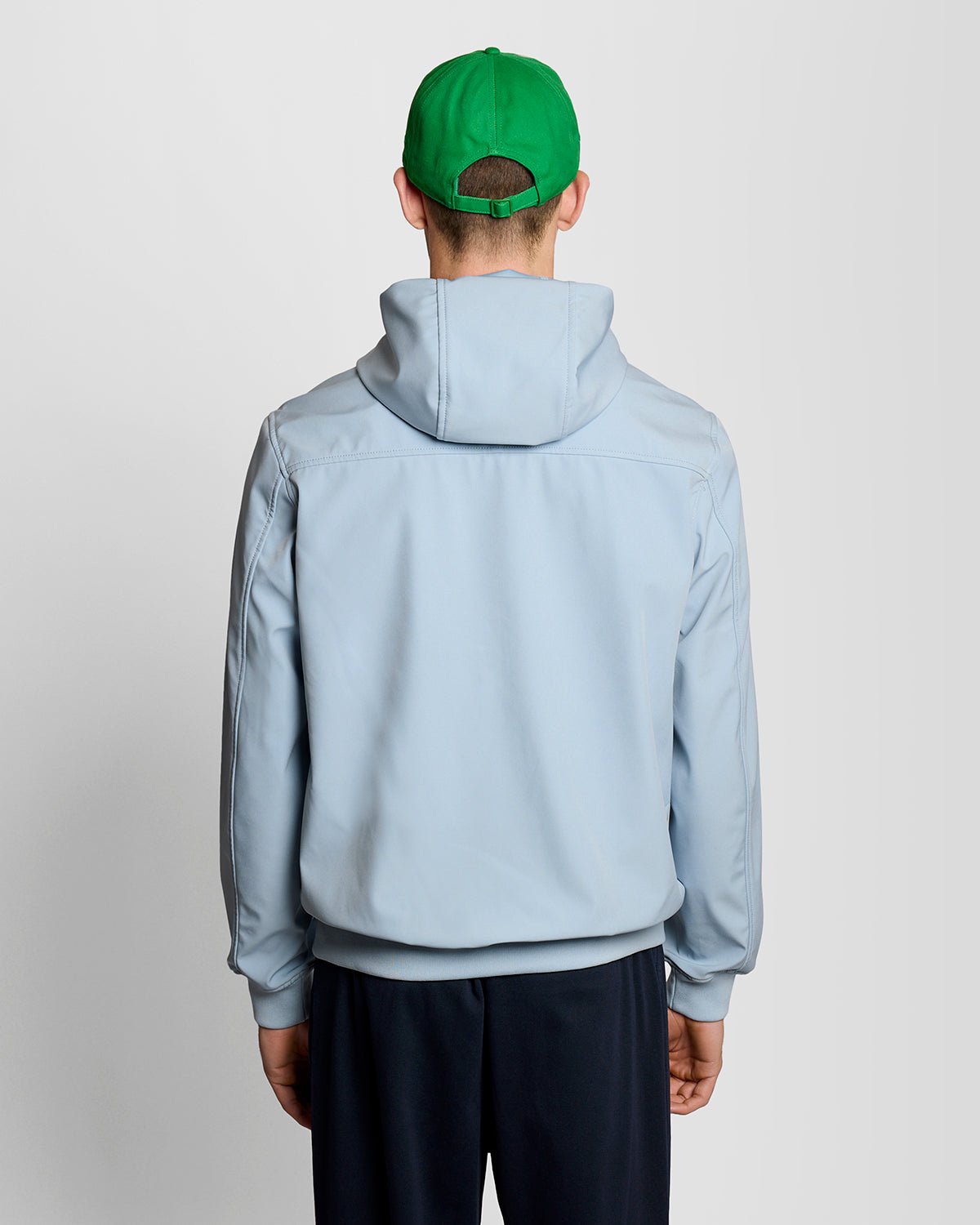 Homme portant une veste softshell doublée de maille, couleur bleu opale