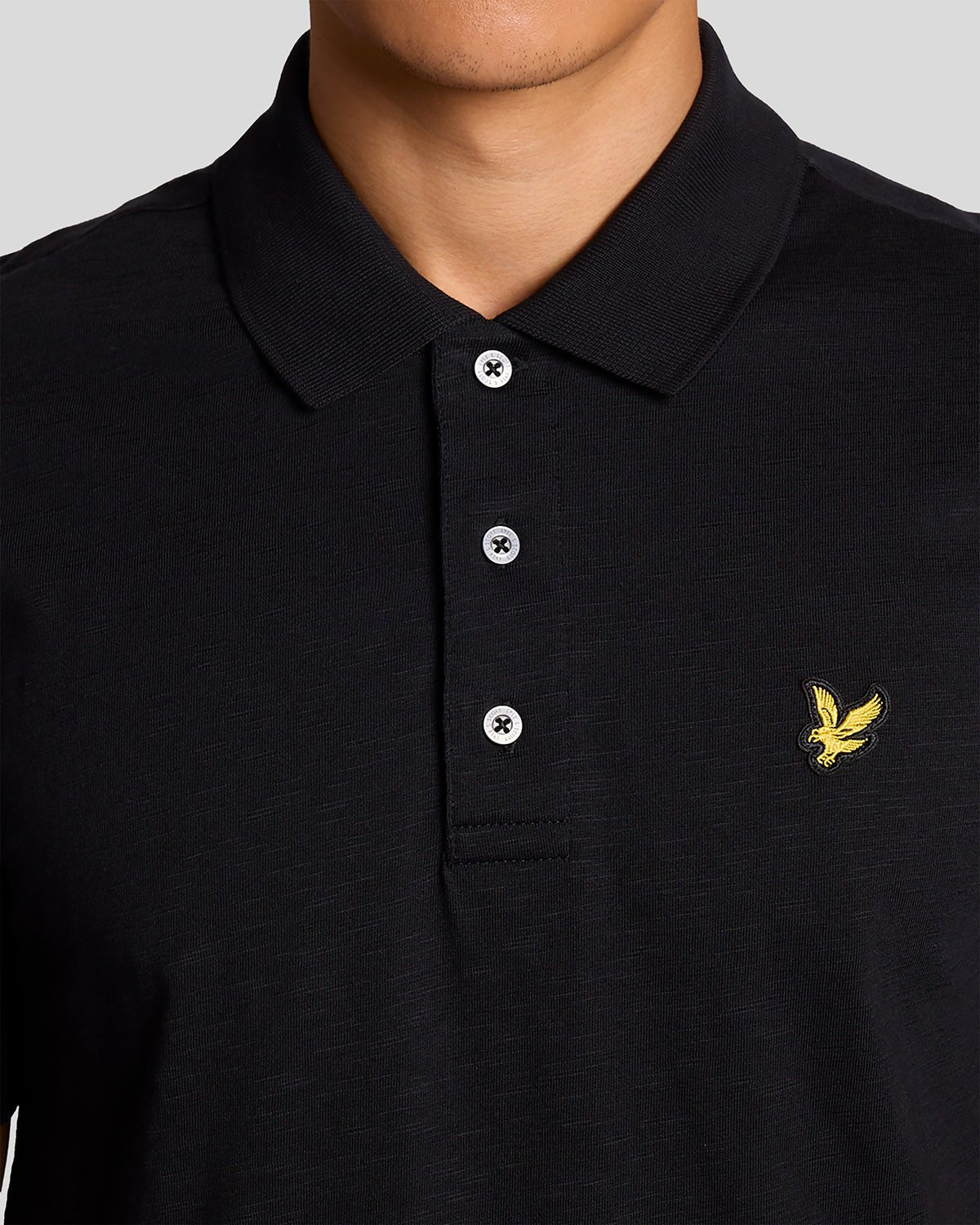 Homme portant un polo en coton fin flammé, couleur noir de jais