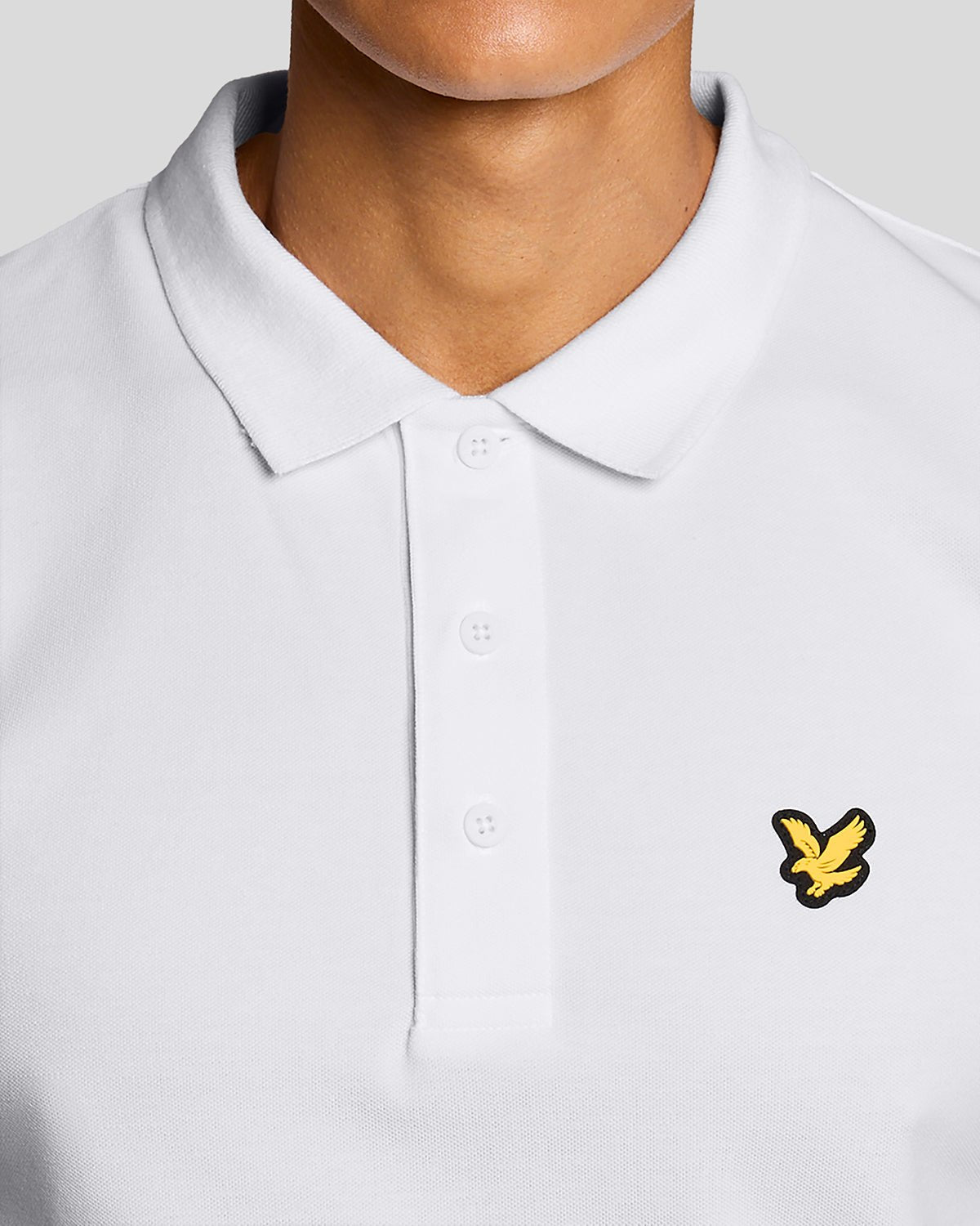 Uomo con polo tecnica bianca
