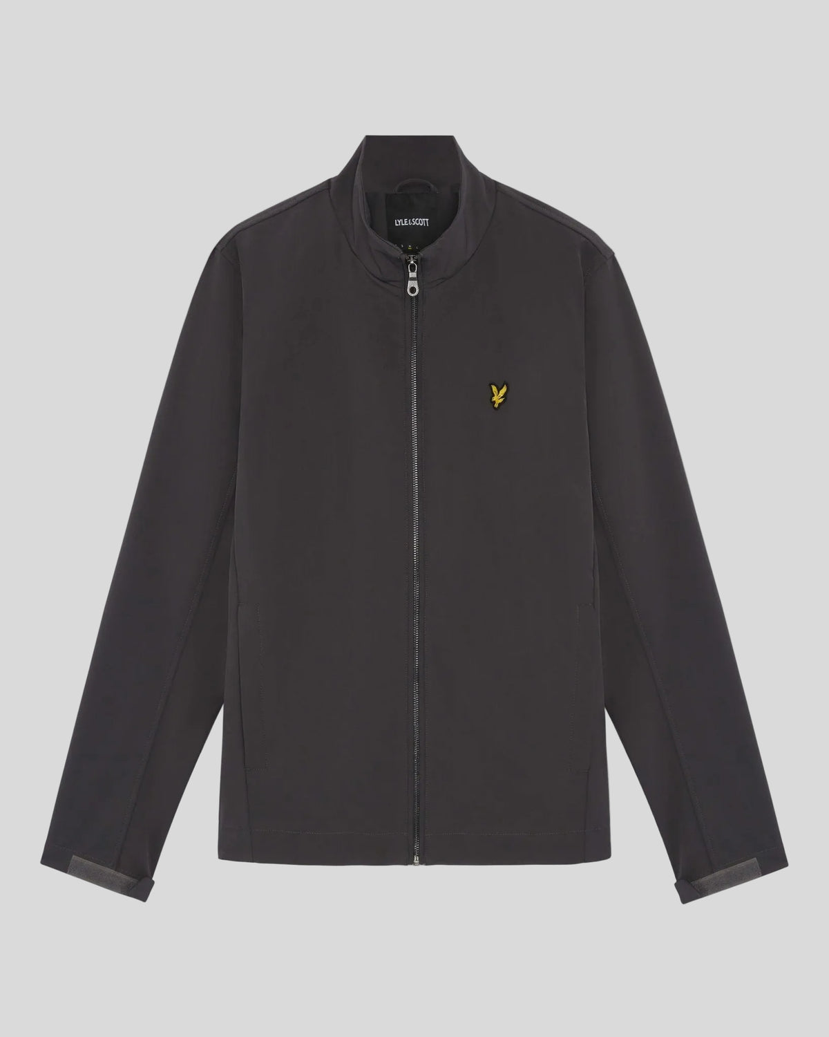 Homme portant une veste softshell à dos en maille, couleur gris métallisé