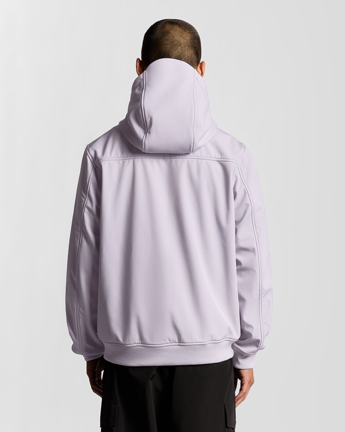 Hombre con chaqueta softshell con forro polar en color lila ceniza