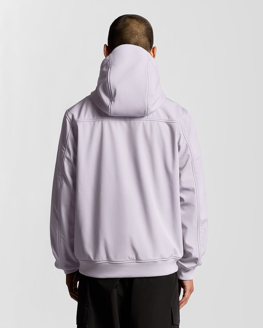 Hombre con chaqueta softshell con forro polar en color lila ceniza