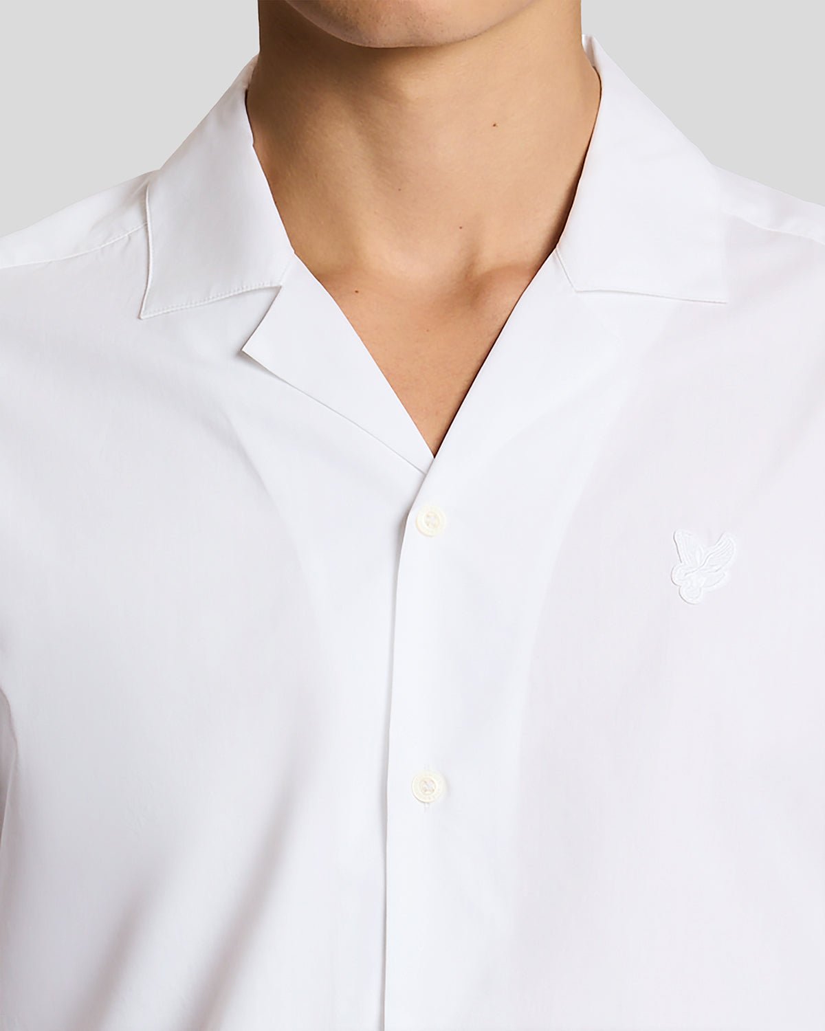 Uomo con camicia in popeline con colletto Revere, colore bianco