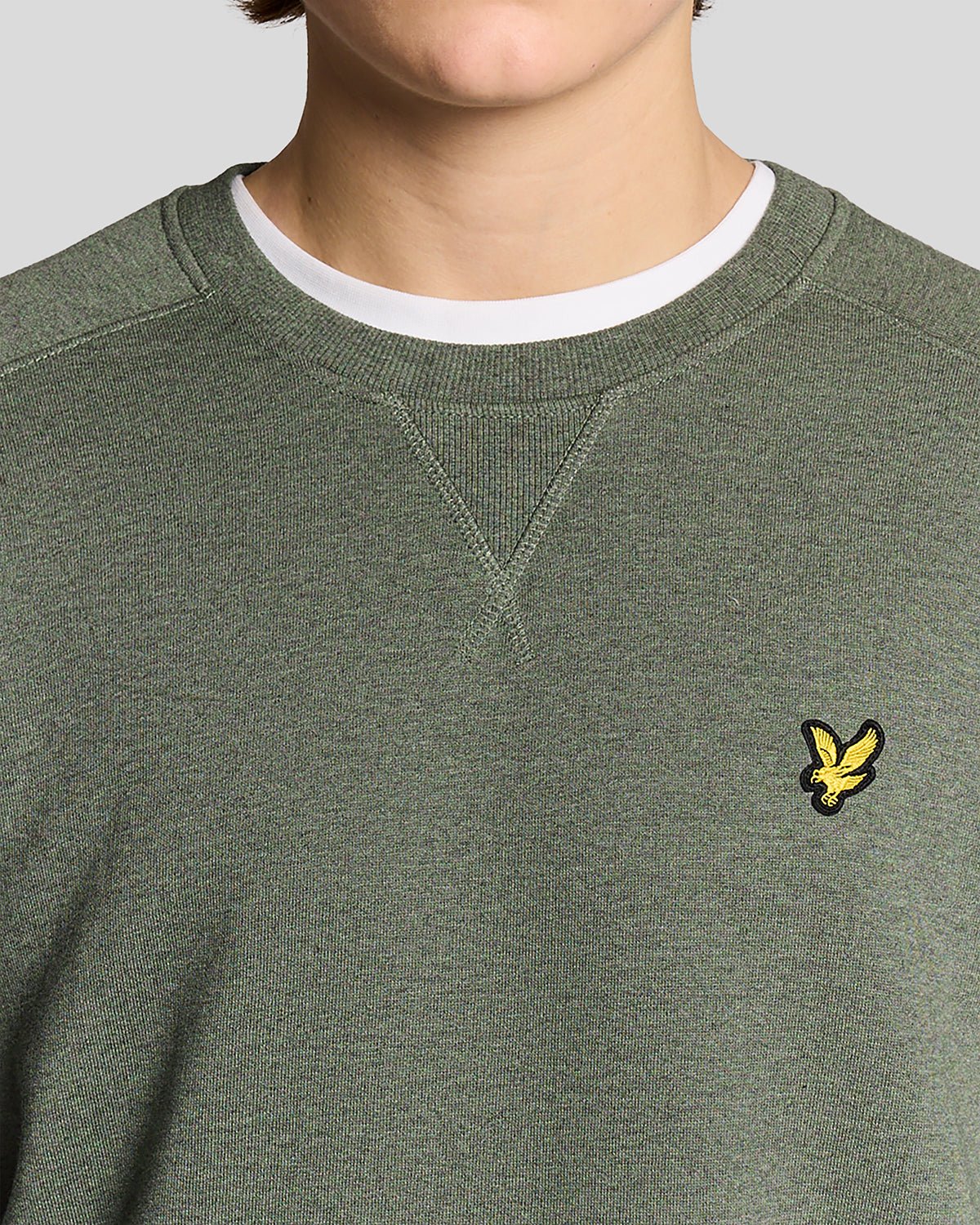 Homme portant un sweat-shirt raglan en coton chiné, couleur kaki tricolore