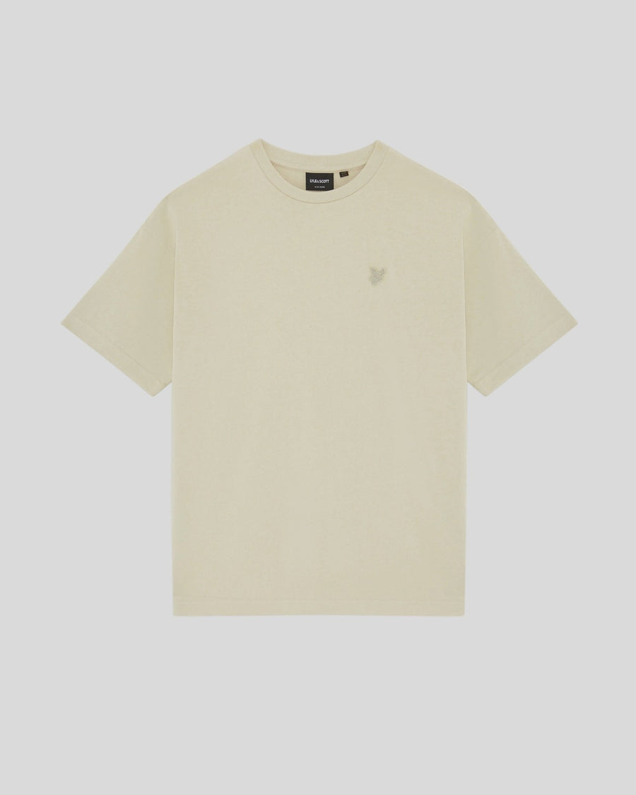 Homme portant un t-shirt ample épais, couleur blé