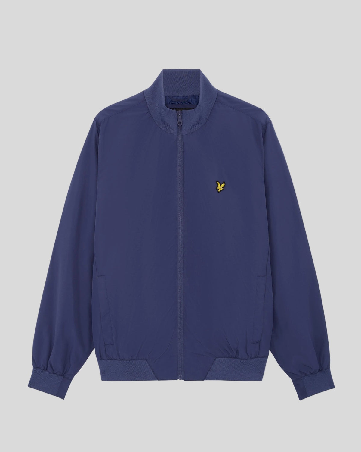 Hombre lleva chaqueta de cuello alto color azul marino intenso