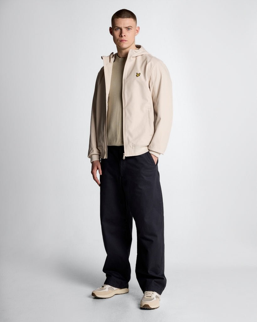 Un homme porte une veste softshell doublée de maille, couleur Cove