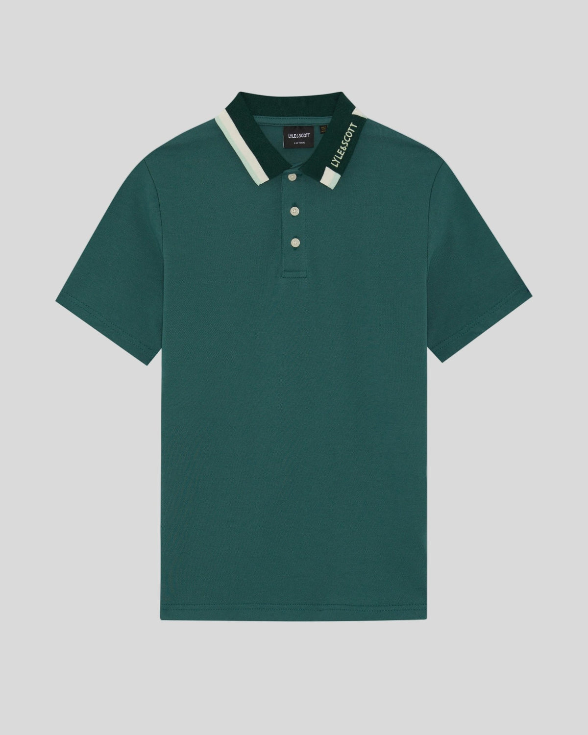 Un homme porte un polo à logo Tipped chez Everglade