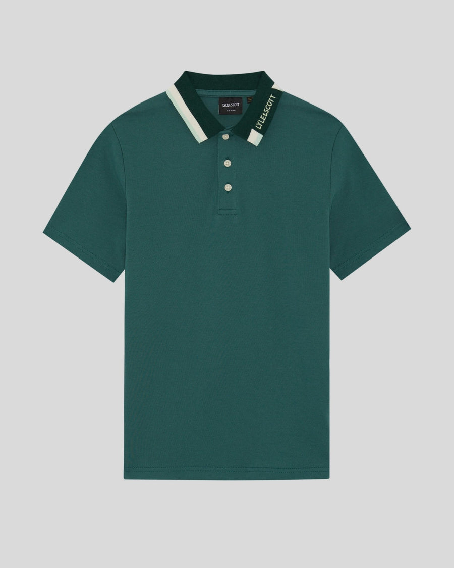 Un homme porte un polo à logo Tipped chez Everglade