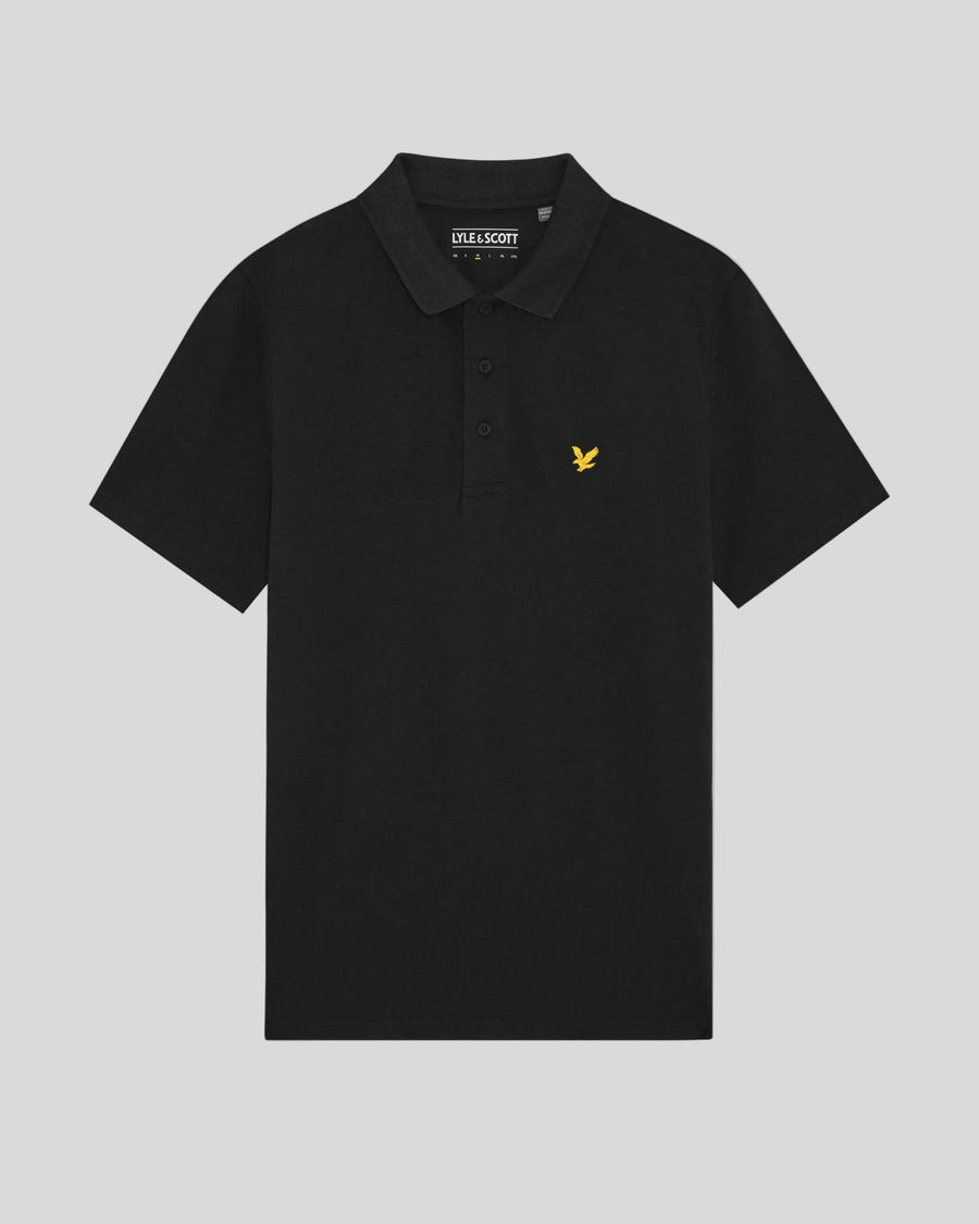 Un homme porte un polo technique noir de jais