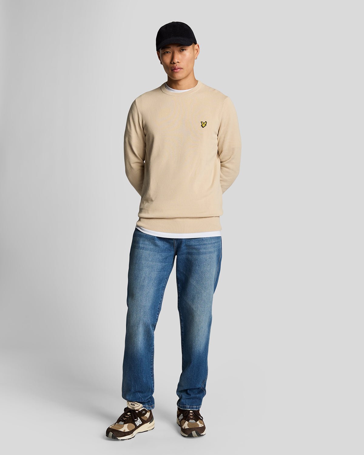 Homme portant un jean en denim ajusté et fuselé, bleu délavé