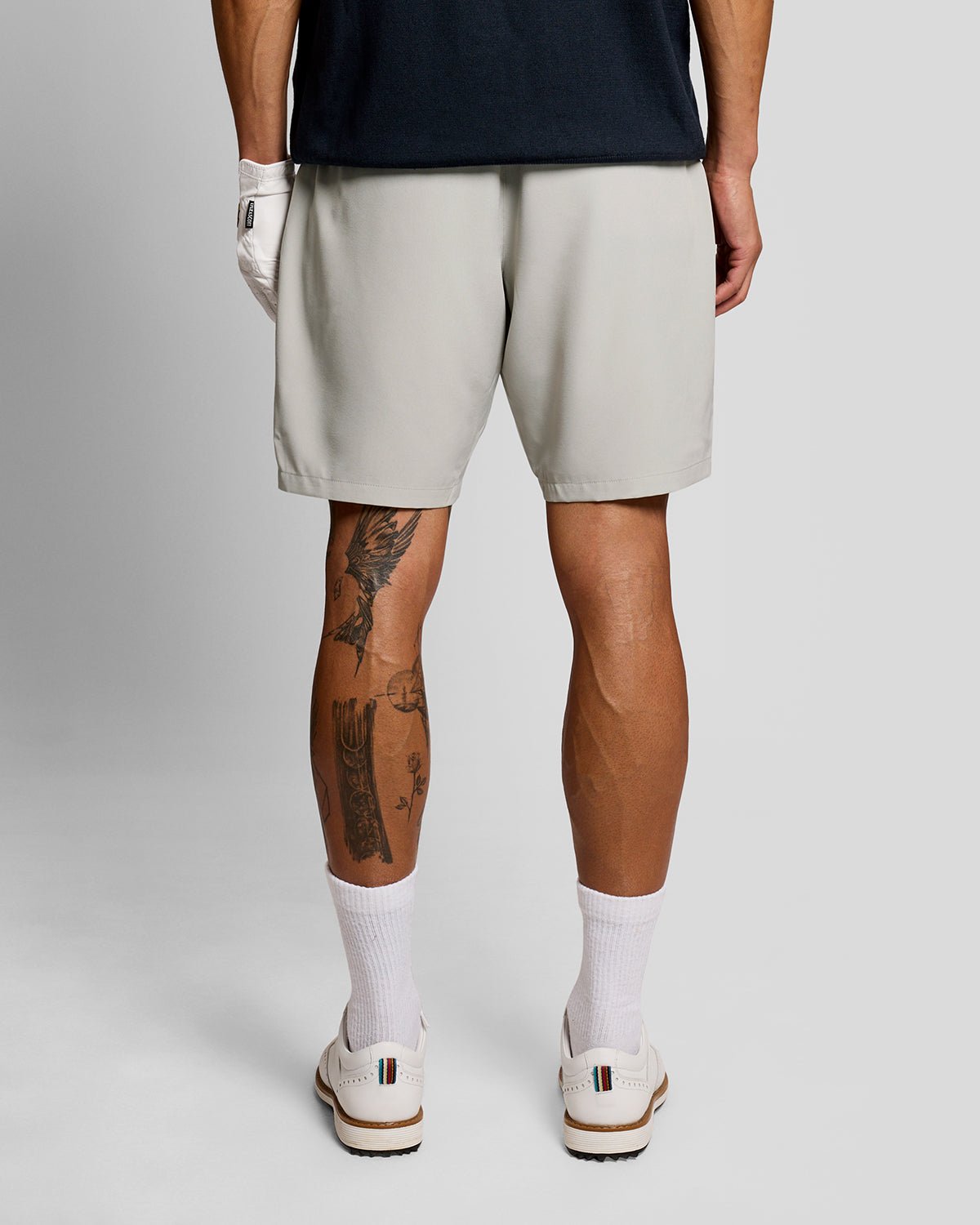 Un homme porte un short technique léger de couleur Cloud