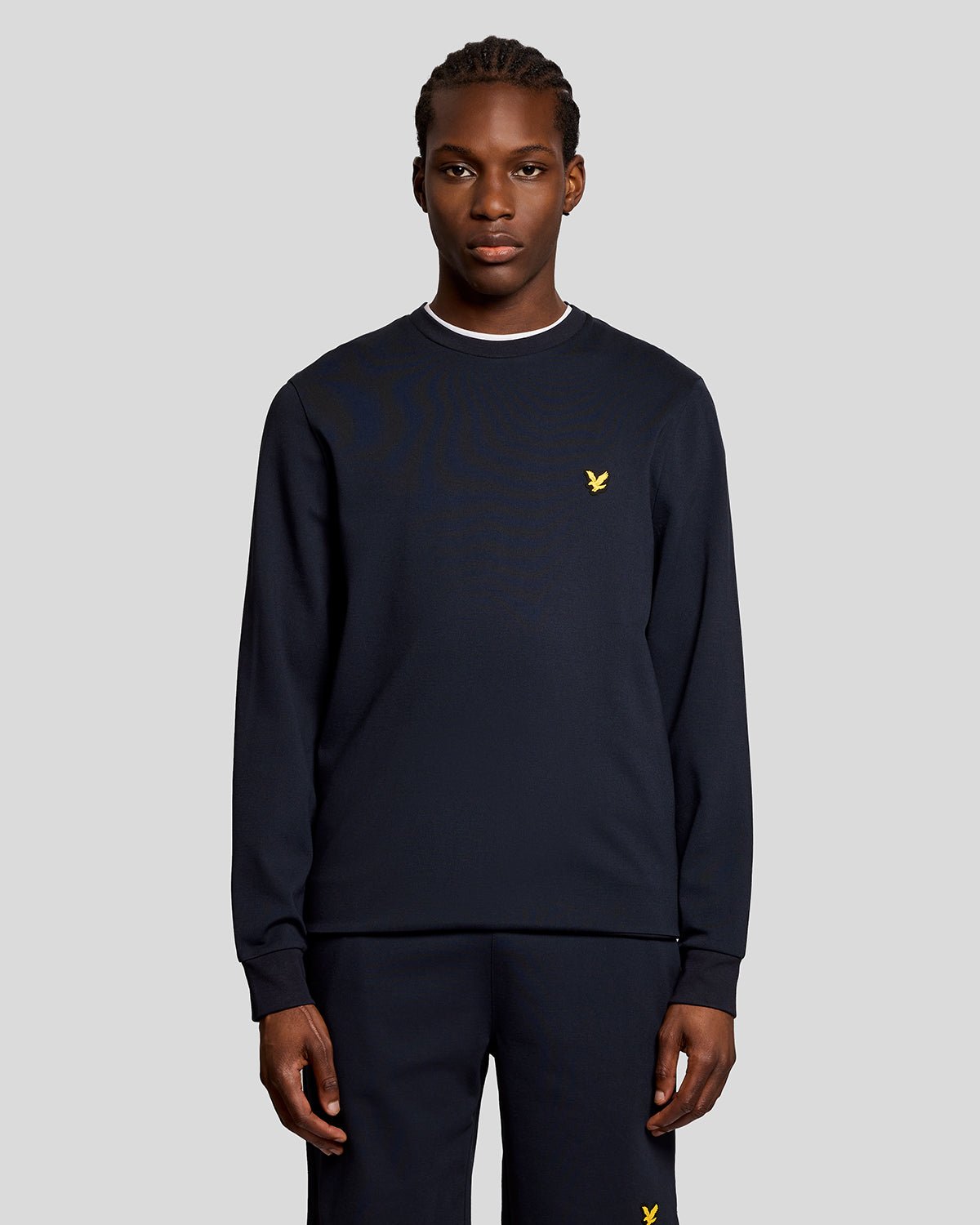 Homme portant un sweat-shirt léger de sport bleu marine foncé