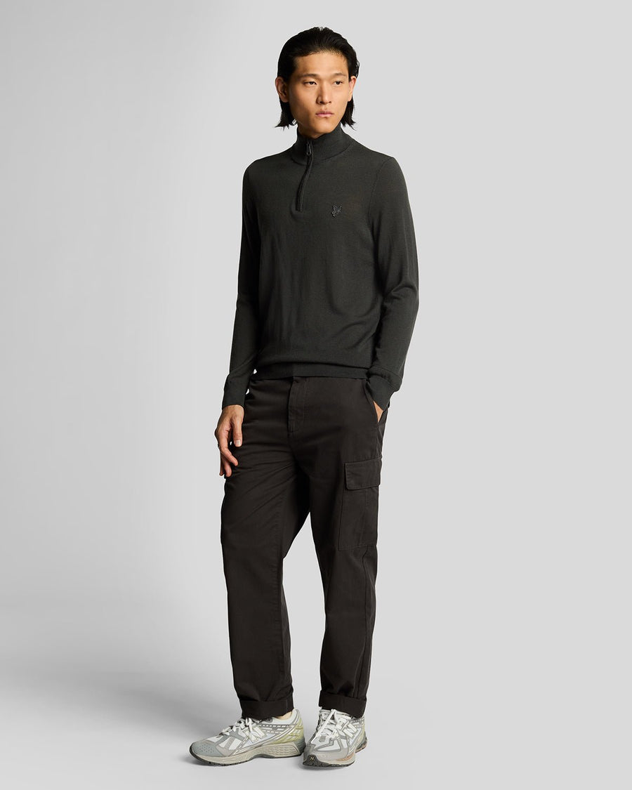 Homme portant un pantalon à poches cargo couleur gris métallisé