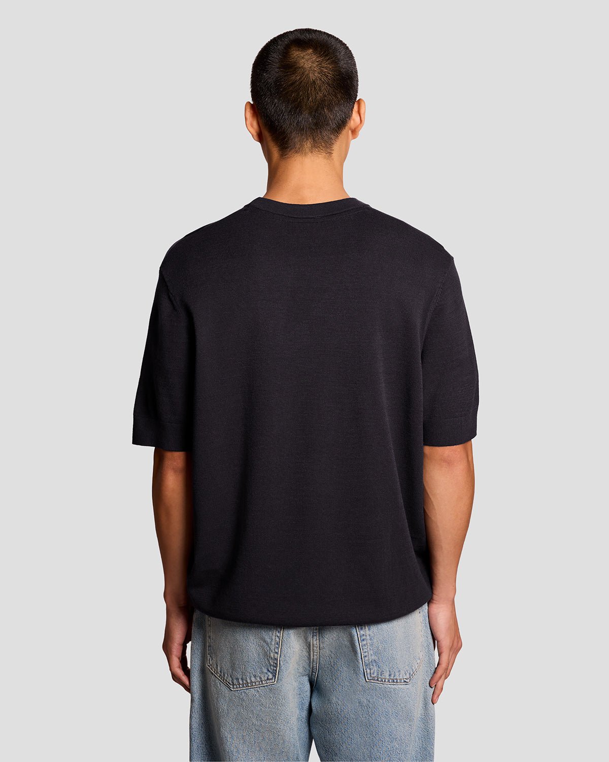 Uomo con maglietta in maglia dal taglio comodo in blu navy scuro