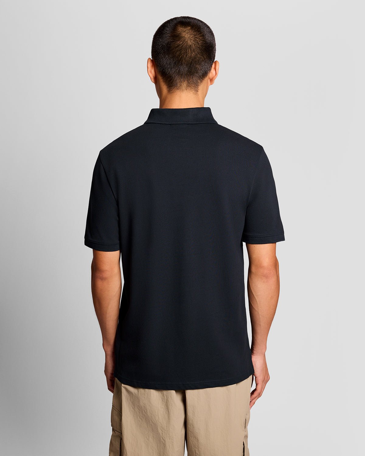 Uomo con polo con abbottonatura a punta in blu navy scuro