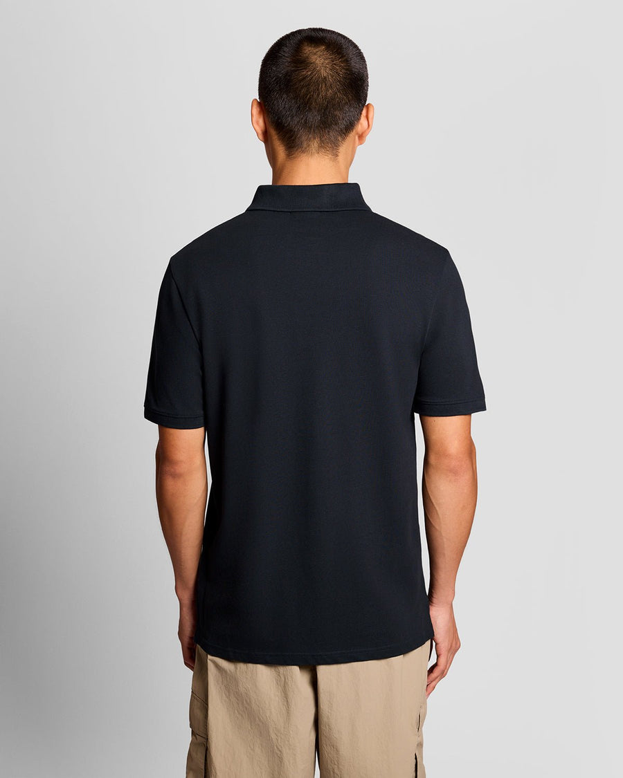 Uomo con polo con abbottonatura a punta in blu navy scuro