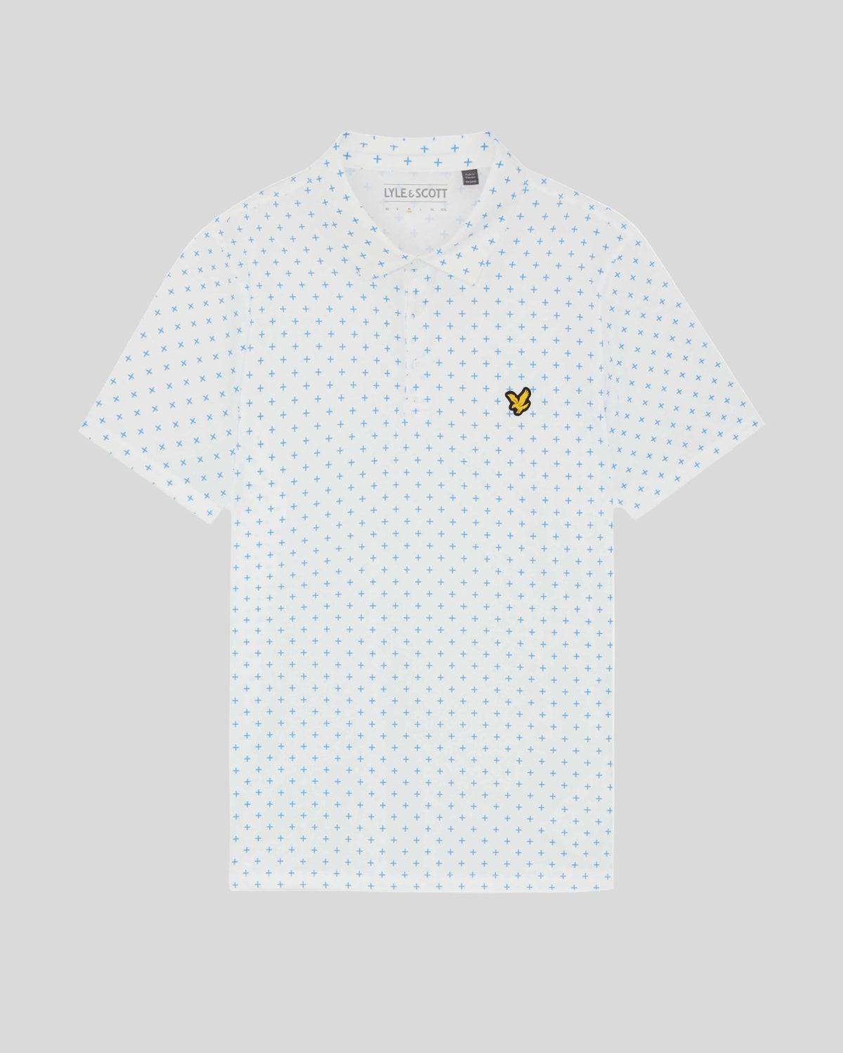 Un homme porte un polo blanc à motif croix