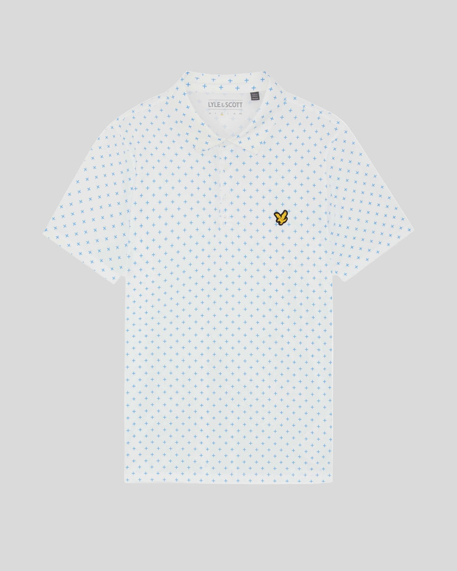 Un homme porte un polo blanc à motif croix