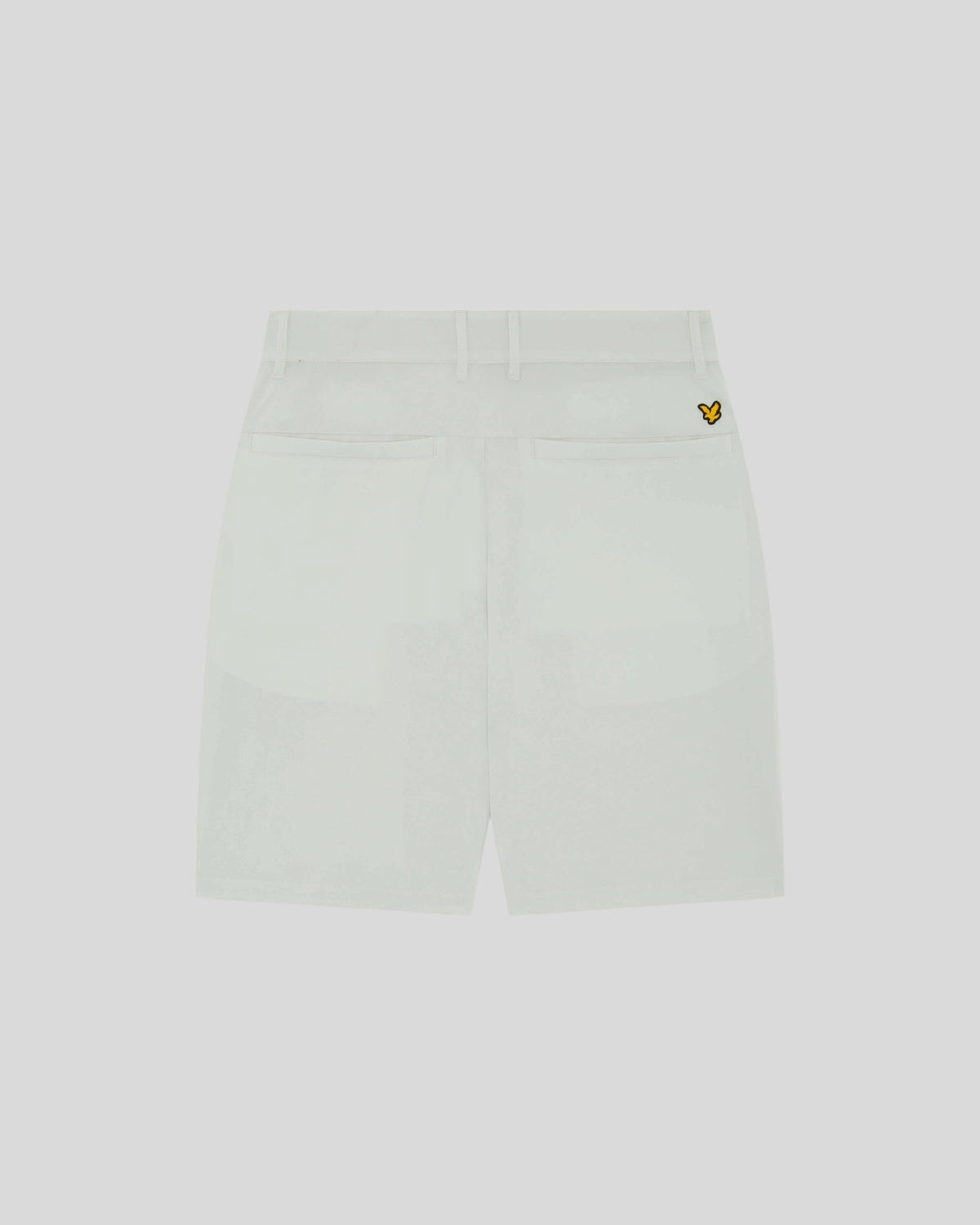 Un homme porte un short technique léger de couleur Cloud